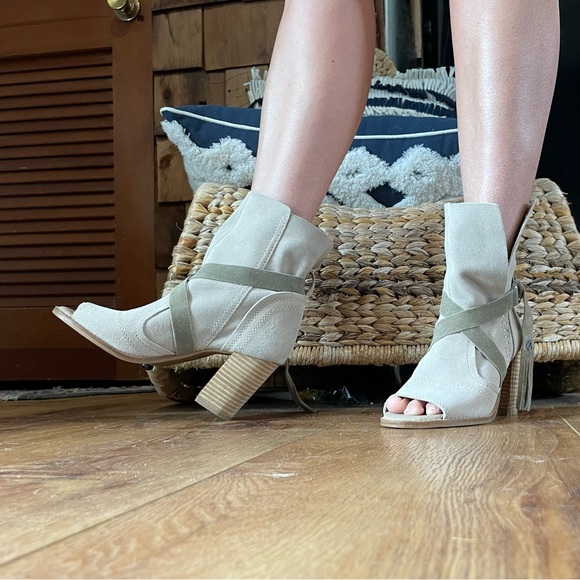 Diba True Open-Toe Bootie in Grey Suede Size 8 - Picture 13 of 16